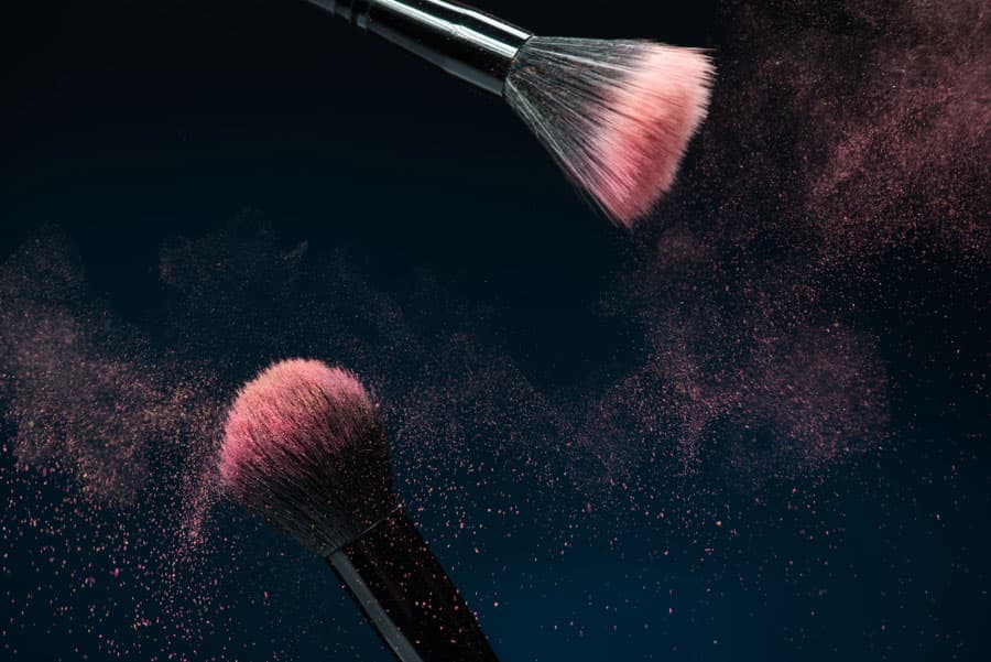 Atención integral con trabajos de maquillaje y manicura
